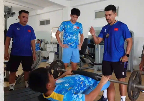 Vietnam U17 players do strength training under the coaching staff's supervision.
