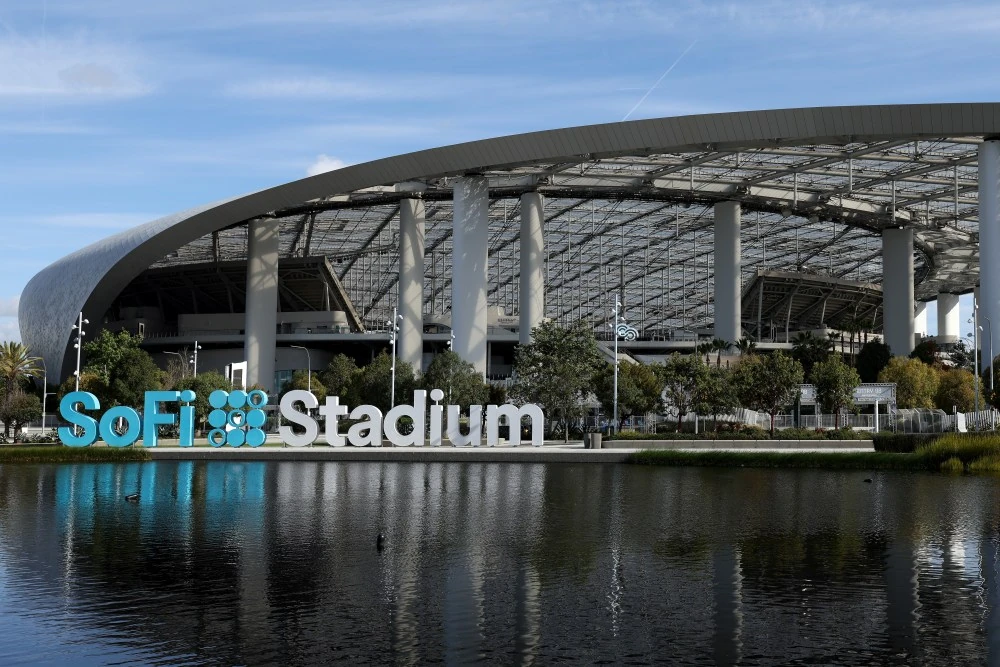 Bên ngoài SoFi Stadium ngày 22/4/2026, nơi dự kiến tổ chức Super Bowl LXI năm 2027. Ảnh tư liệu: Luke Hales/Getty Images.