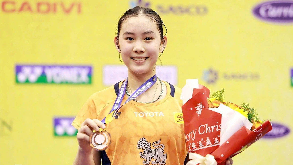 Sarunrak Vitidsarn with a medal and flowers at the Vietnam Open.