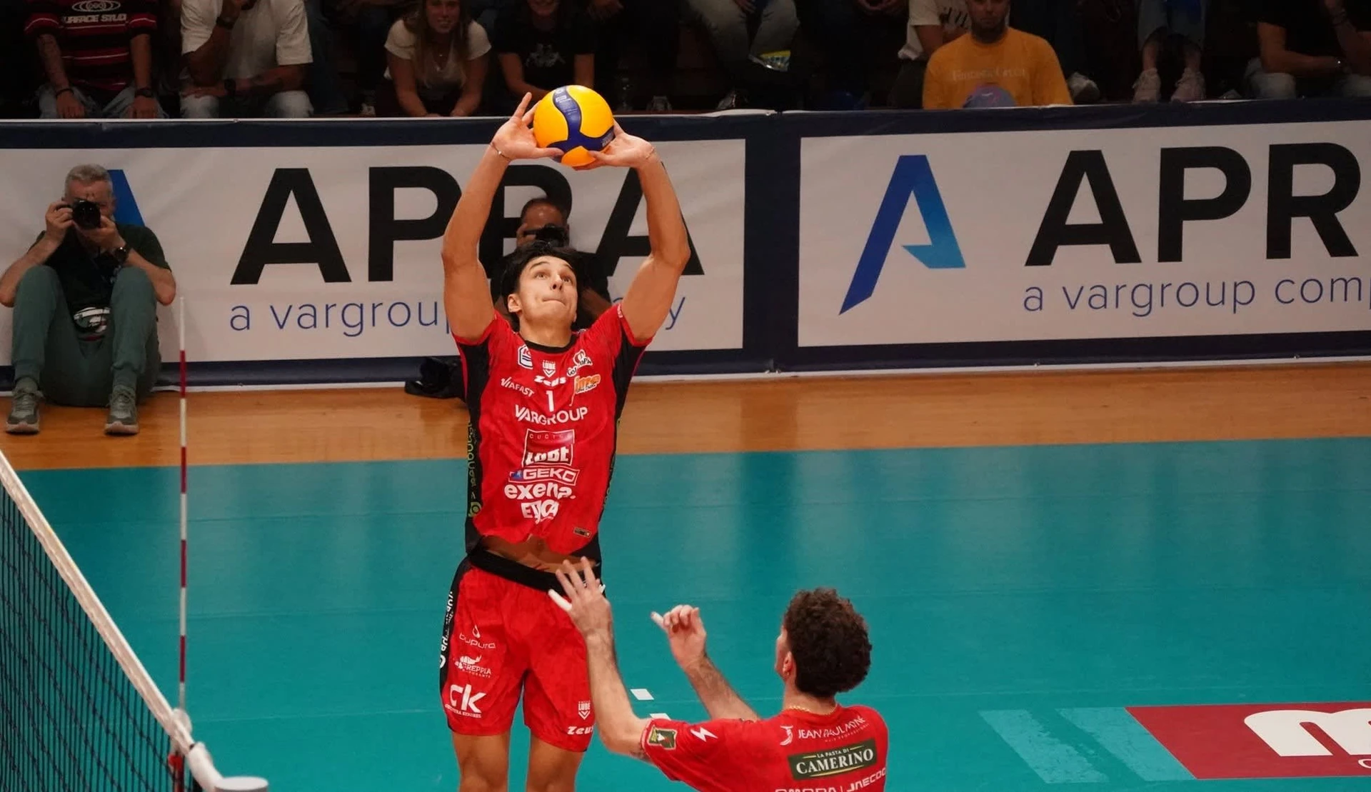 Simeon Nikolov sets the ball for Lube.