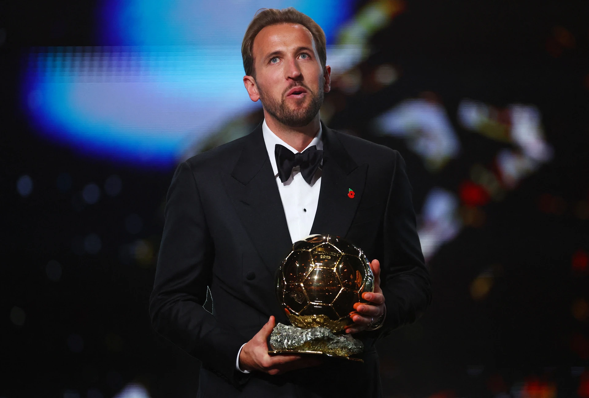 Harry Kane cầm Quả Bóng Vàng trên sân khấu nhà hát London Palladium