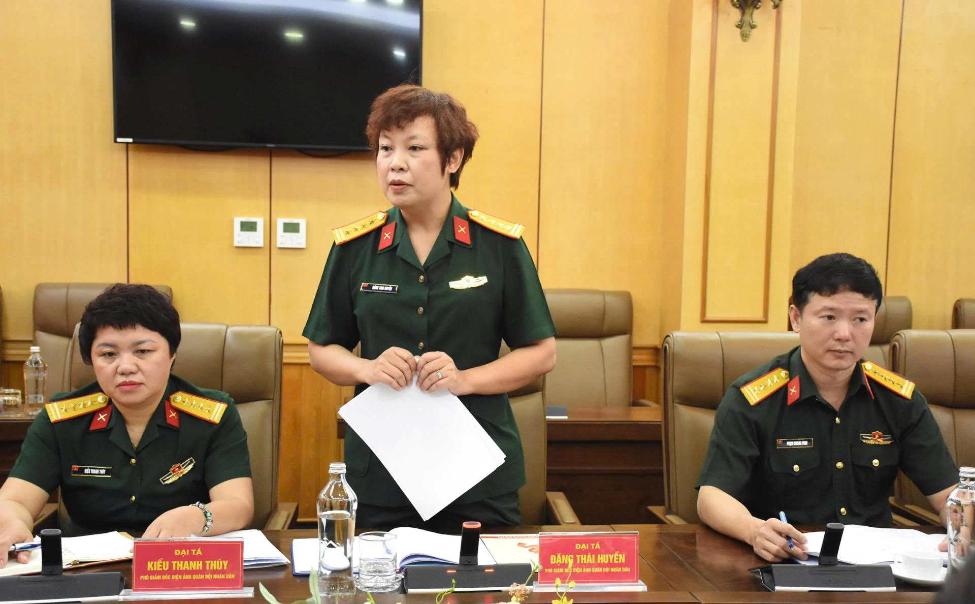 Đạo diễn Đặng Thái Huyền phát biểu trong ảnh đăng cùng bài; Đất lửa đang ở giai đoạn chuẩn bị.