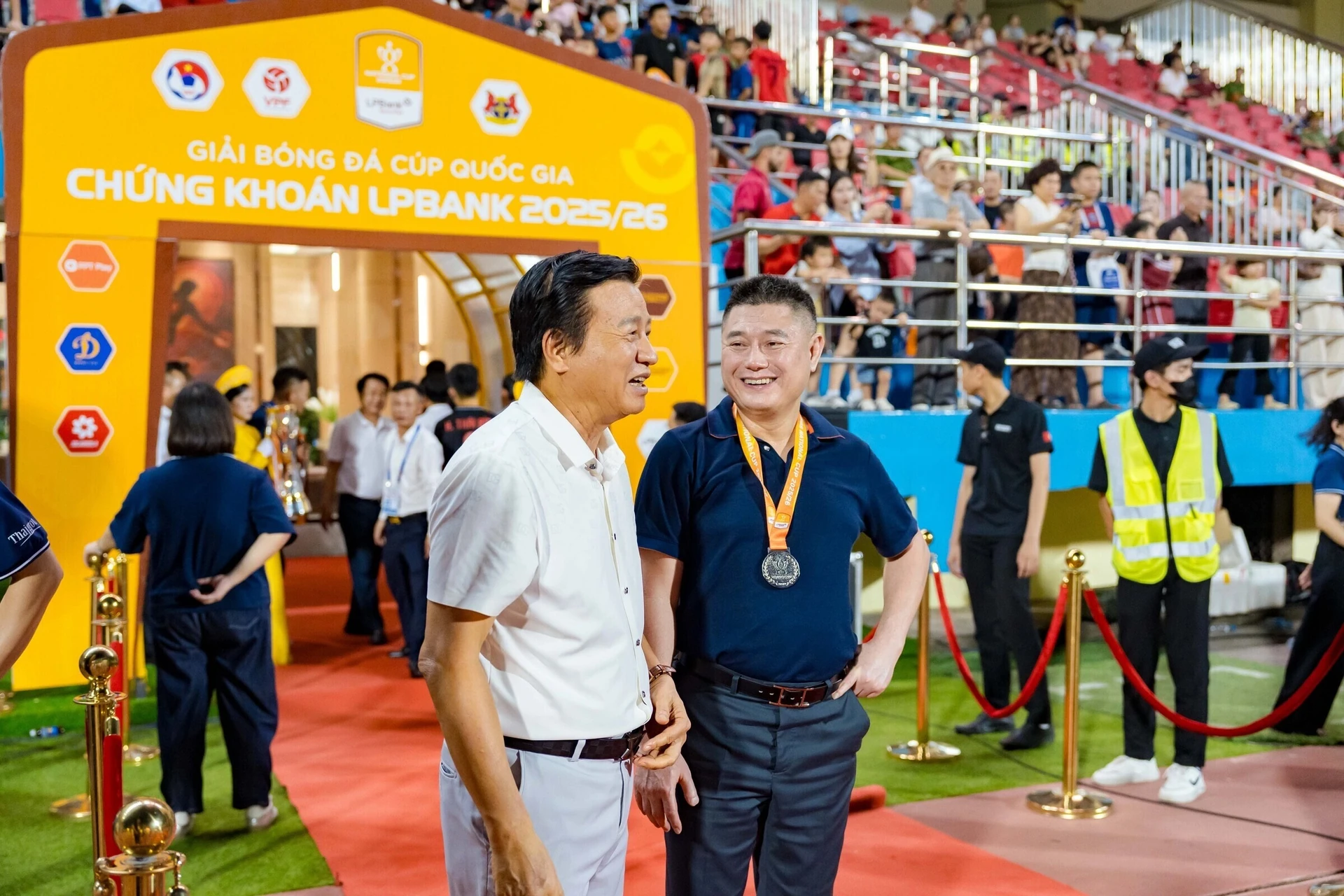 Ảnh tư liệu ngày 14/6/2026: ông Nguyễn Đức Thụy (áo đen) theo dõi trận chung kết Cup Quốc gia trên sân Ninh Bình.