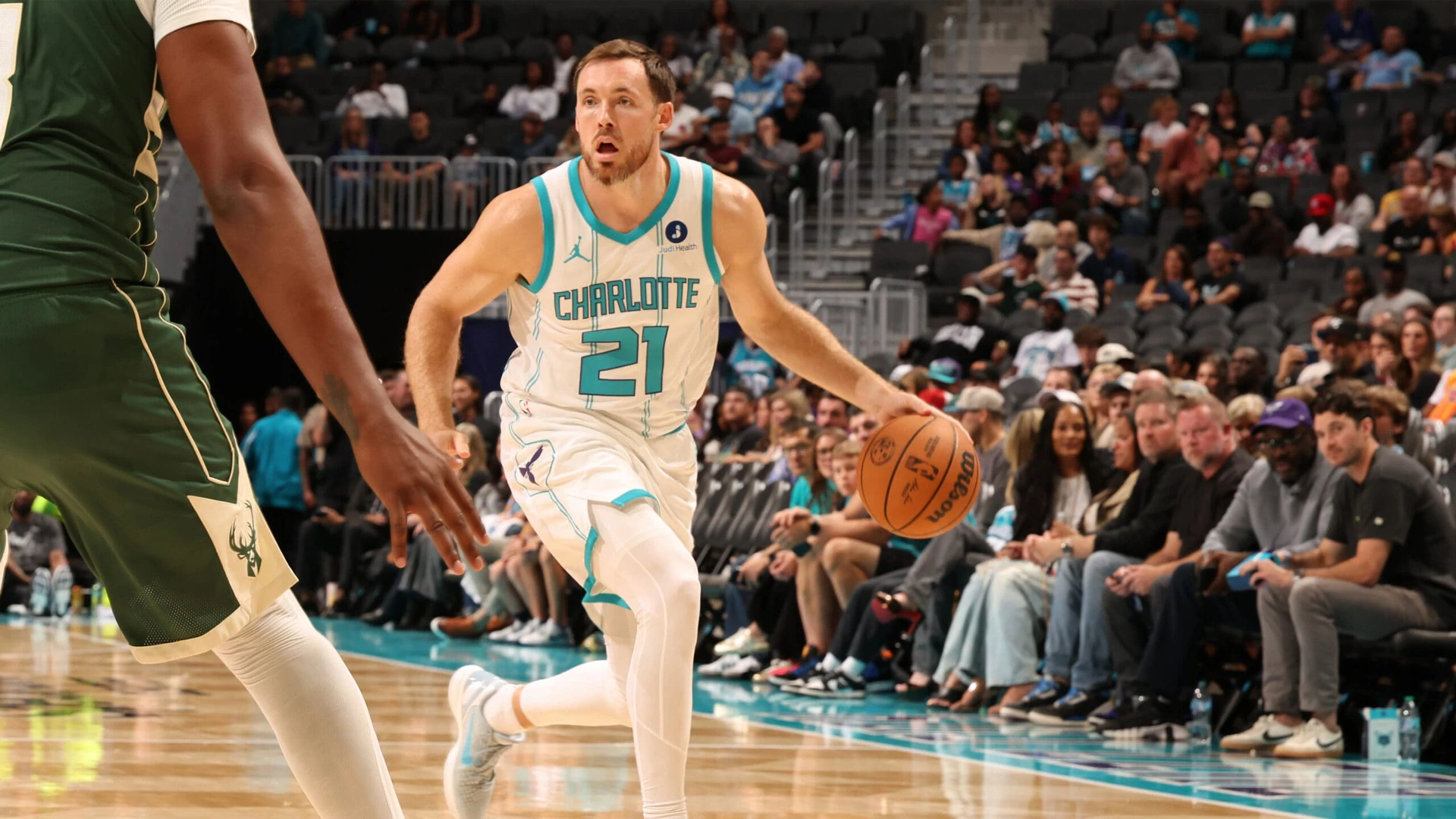 Pat Connaughton trong màu áo Charlotte Hornets.