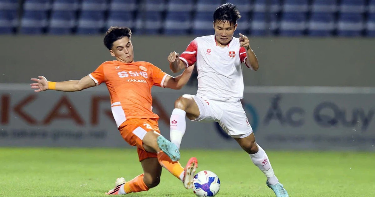 Bryan Ly của SHB Đà Nẵng tranh bóng với cầu thủ Hải Phòng.