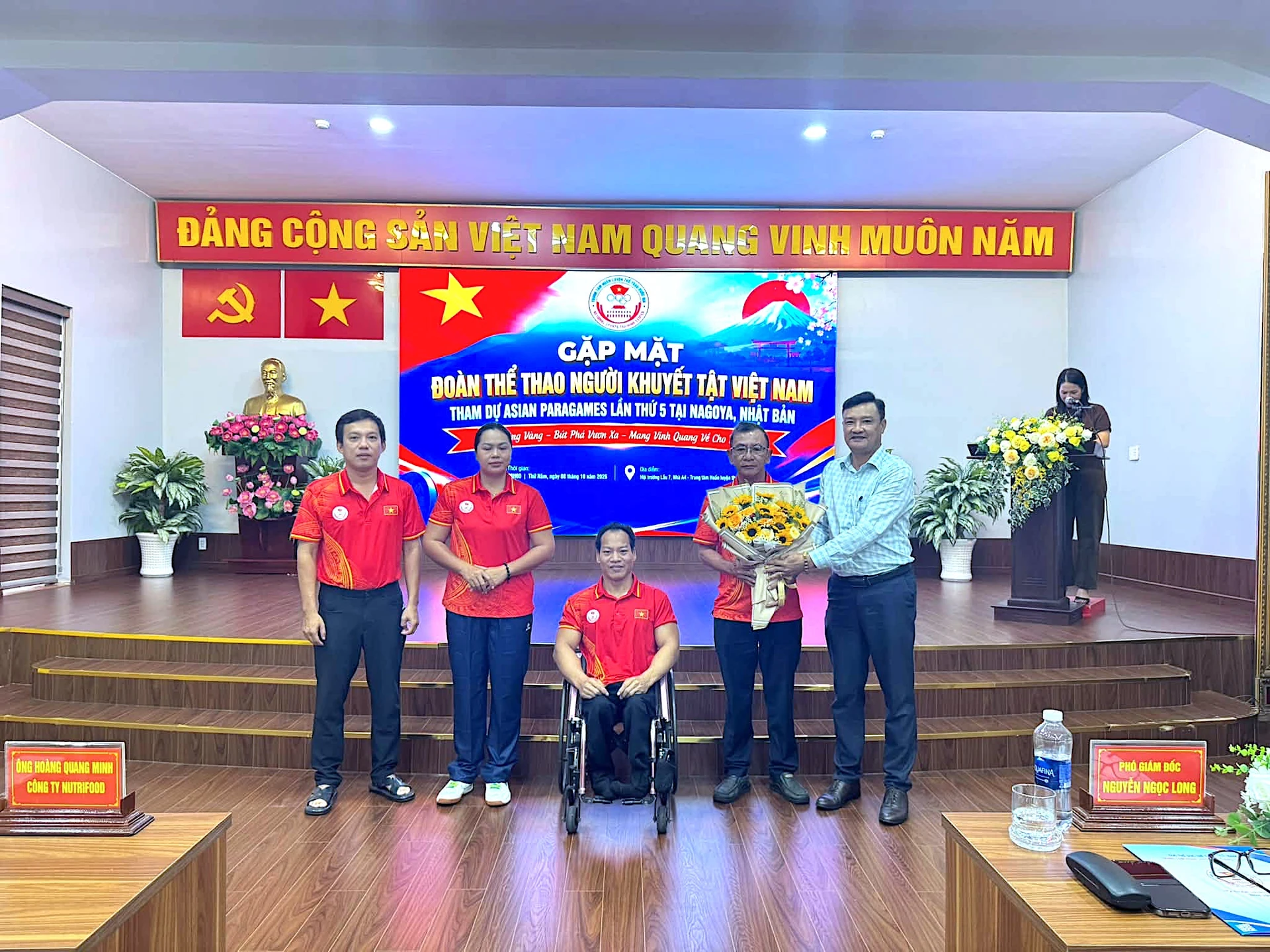 Lãnh đạo Trung tâm Huấn luyện thể thao quốc gia TP.HCM tặng hoa động viên đoàn thể thao người khuyết tật.