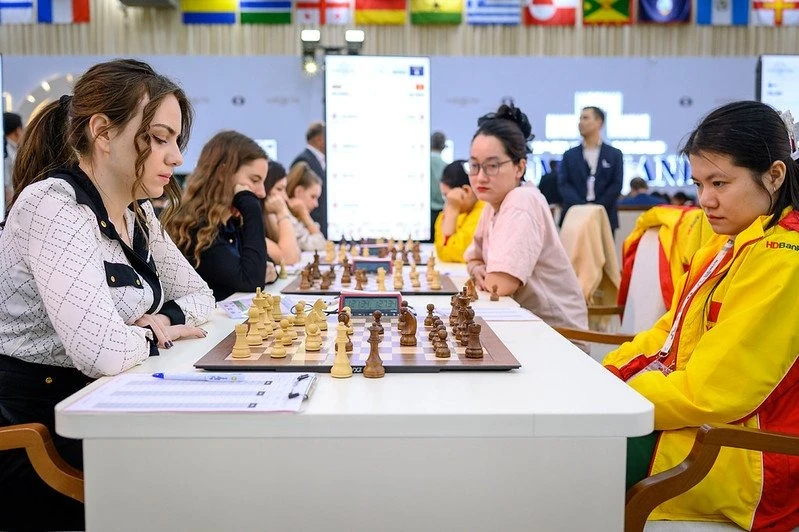 Các kỳ thủ nữ Việt Nam (áo vàng) thi đấu tại Olympiad, ảnh tư liệu FIDE. Ảnh: FIDE/Tuổi Trẻ.