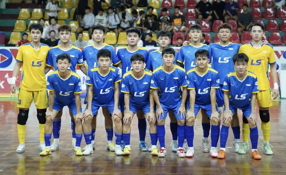 Các cầu thủ futsal trẻ Thái Sơn Nam TP HCM trước giải quốc tế tại Đồng Tháp.
