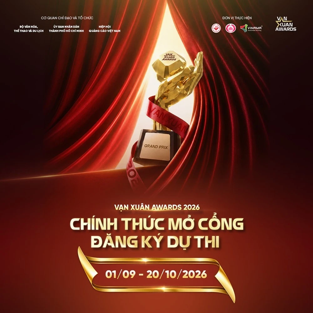 Áp phích Vạn Xuân Awards 2026 với hình chiếc cúp giữa rèm đỏ.