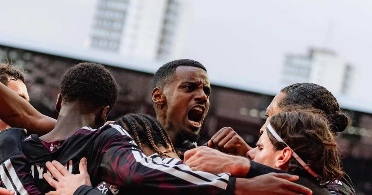 Alexander Isak và đồng đội Liverpool ăn mừng trước Brentford.