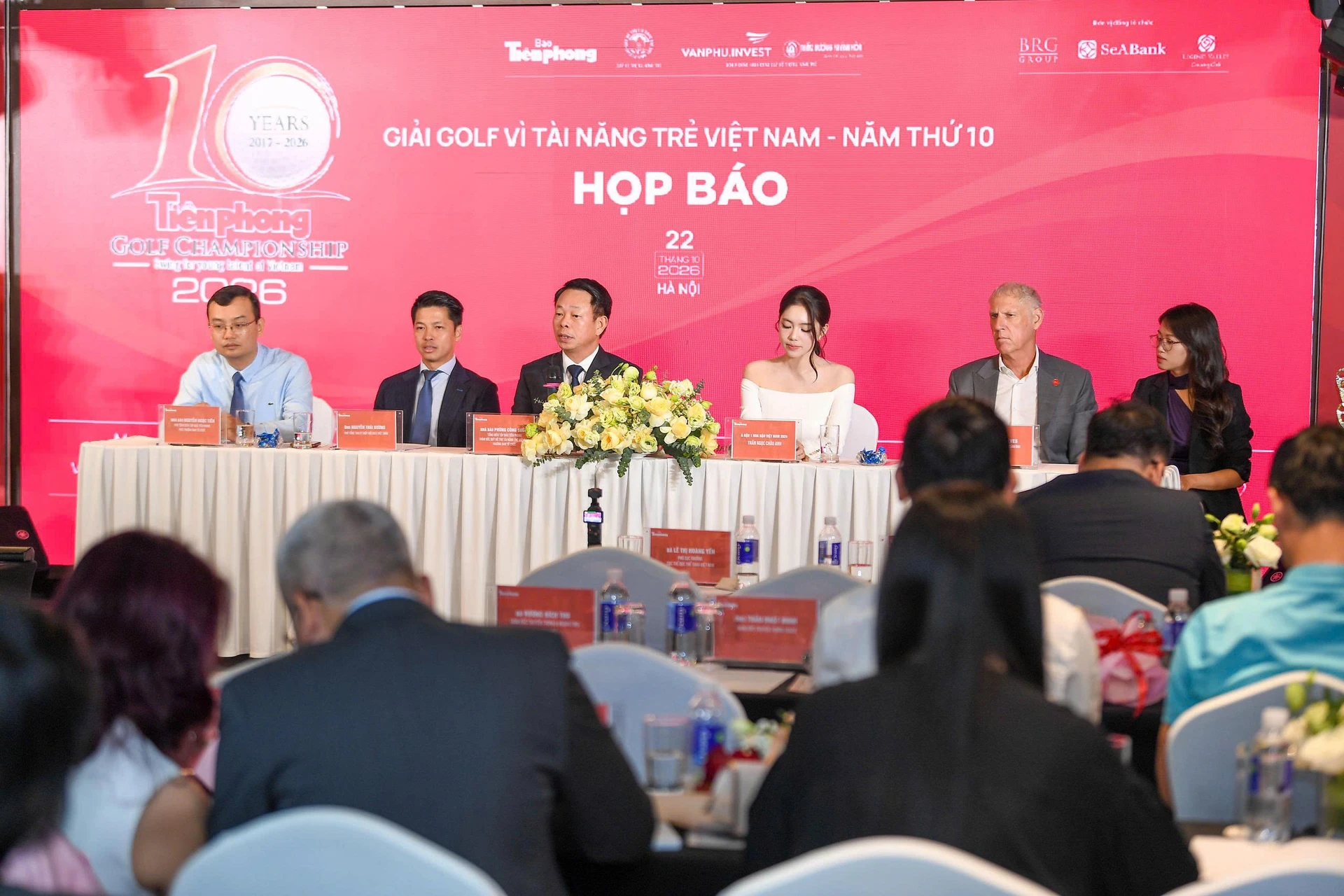 Họp báo giải Tiền Phong Golf Championship 2026 tại Hà Nội, đại diện ban tổ chức ngồi trên bục.