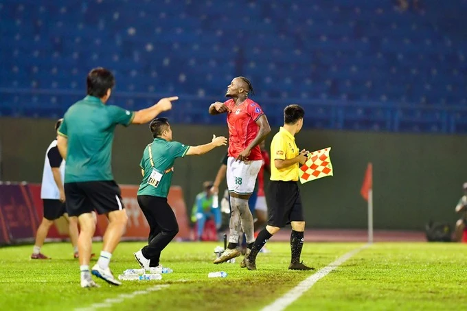 Ảnh tư liệu: Ngoại binh Victor Mansaray (áo đỏ) của Thái Nguyên trong một trận đấu, bên cạnh trọng tài biên