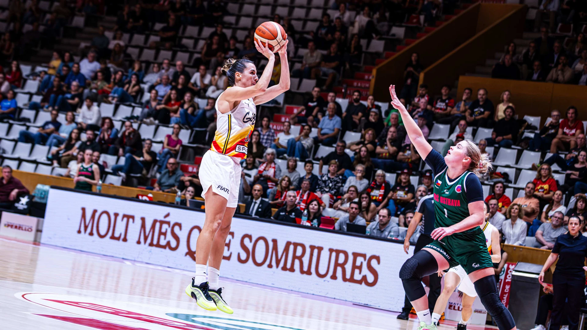Ảnh thi đấu FIBA dùng cho bài tổng thuật khai mạc EuroCup Women.