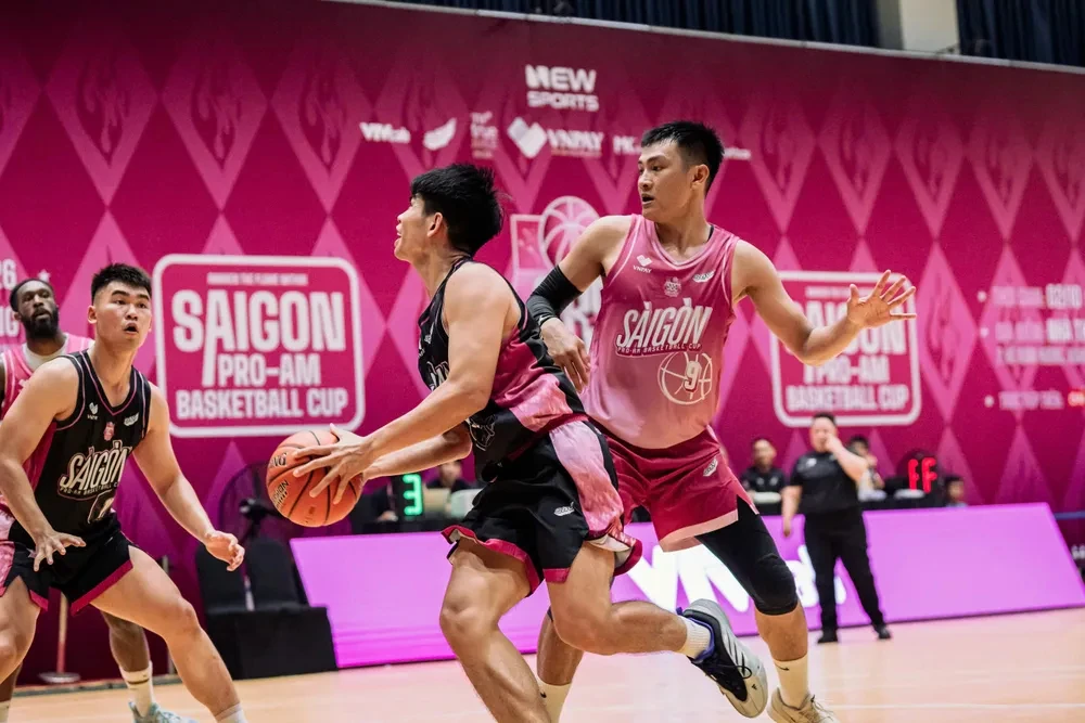 Game action at the Saigon Pro-Am Basketball Cup, illustrating the report on the eight quarter-finalists.