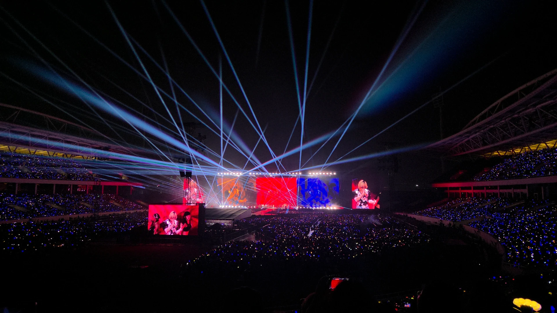 Toàn cảnh sân vận động với hệ thống ánh sáng laser trong đêm diễn BIGBANG World Tour tại Hà Nội ngày 24-25/10/2026.