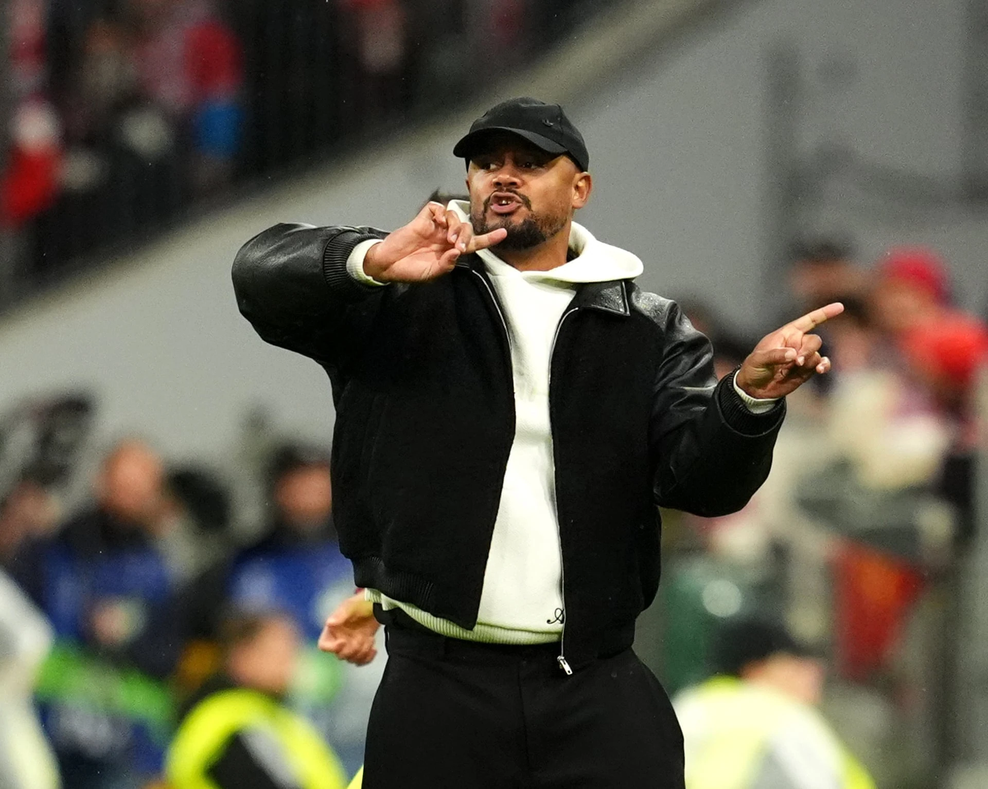 Ảnh tư liệu ngày 21/10/2026: huấn luyện viên Vincent Kompany đội mũ lưỡi trai đen, mặc áo khoác đen, đứng ở đường biên và ra hiệu bằng tay trong trận Bayern gặp Arsenal.