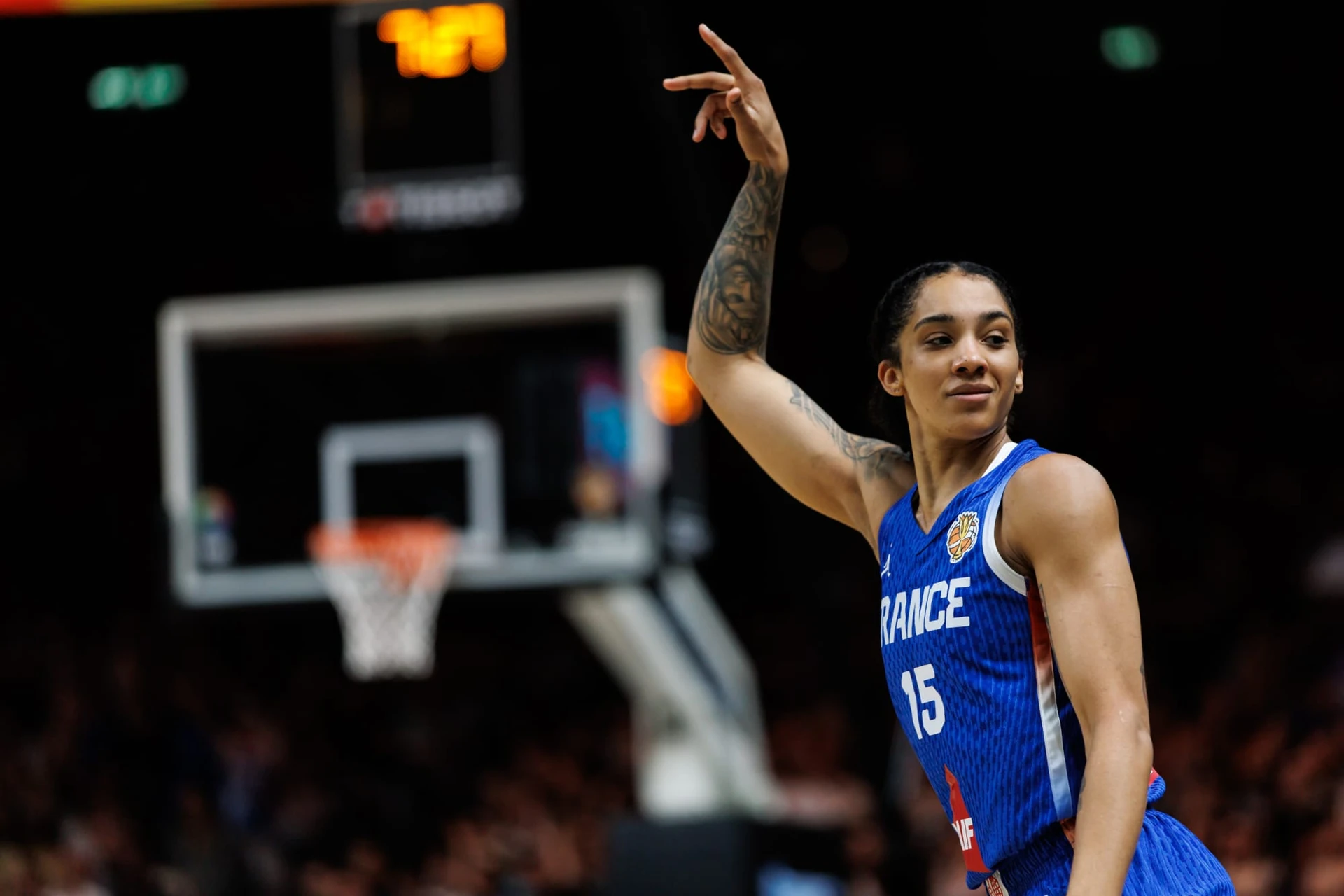 Gabby Williams trong màu áo tuyển Pháp; đây là ảnh thi đấu, không phải lễ trao giải Alain-Gilles.