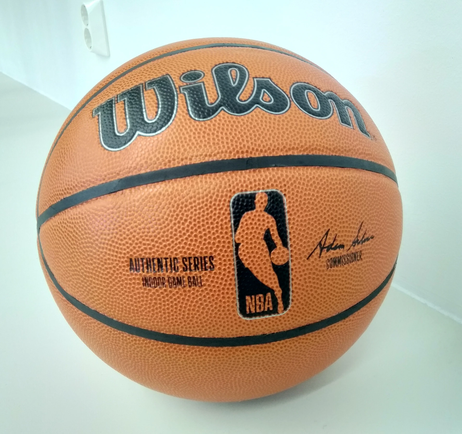 Ảnh tư liệu minh họa: bóng Wilson NBA chụp ngày 18/8/2022; không phải giao diện ứng dụng mùa 2026–2027.