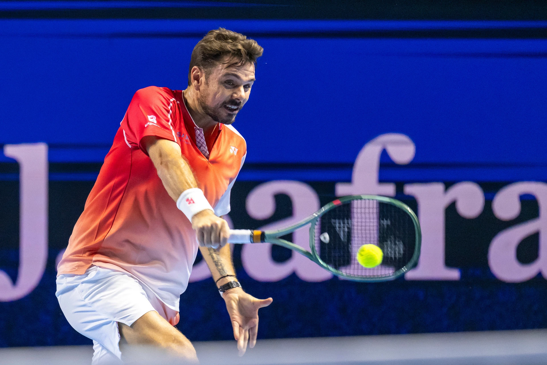 Stan Wawrinka đánh trái tay trong trận gặp Jiri Lehecka ở vòng một Swiss Indoors tại Basel, Thụy Sĩ, ngày 27/10/2026.