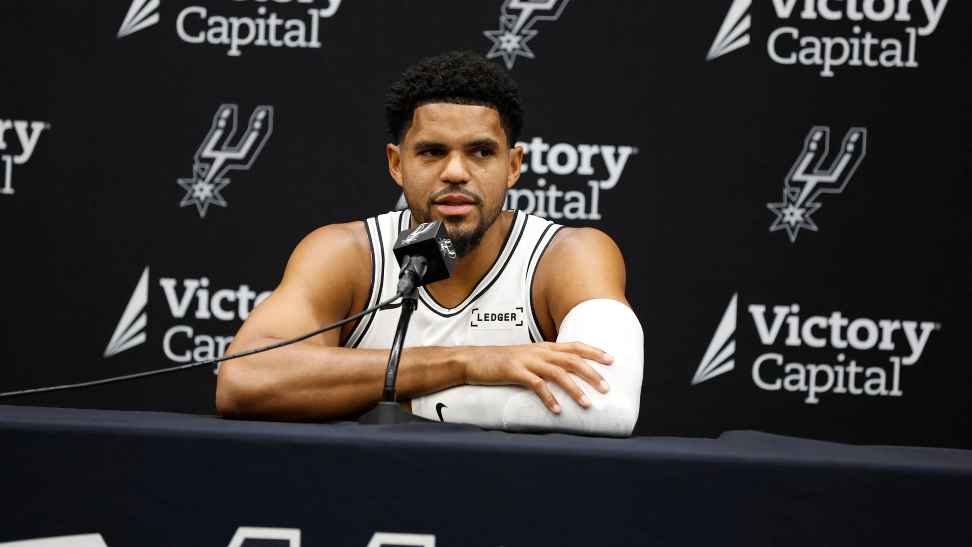 Tobias Harris at a Spurs press conference. A related image, not an injury examination.