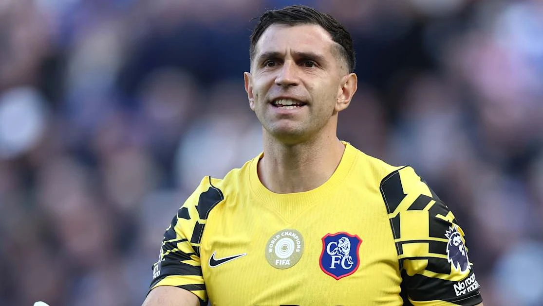 Emiliano Martinez in Chelsea colours.