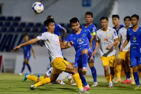 Cầu thủ BM Sài Gòn và Quy Nhơn tranh bóng tại giải hạng Nhất 2026/27.