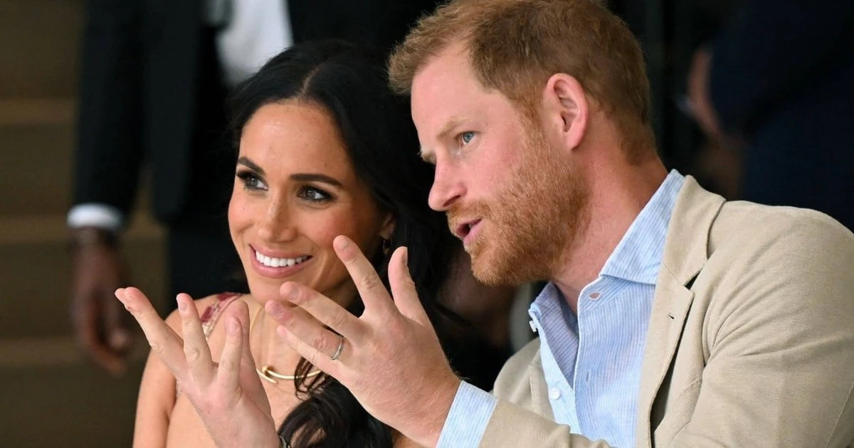 An archival image of Meghan and Harry in the report on the SNL UK sketch.