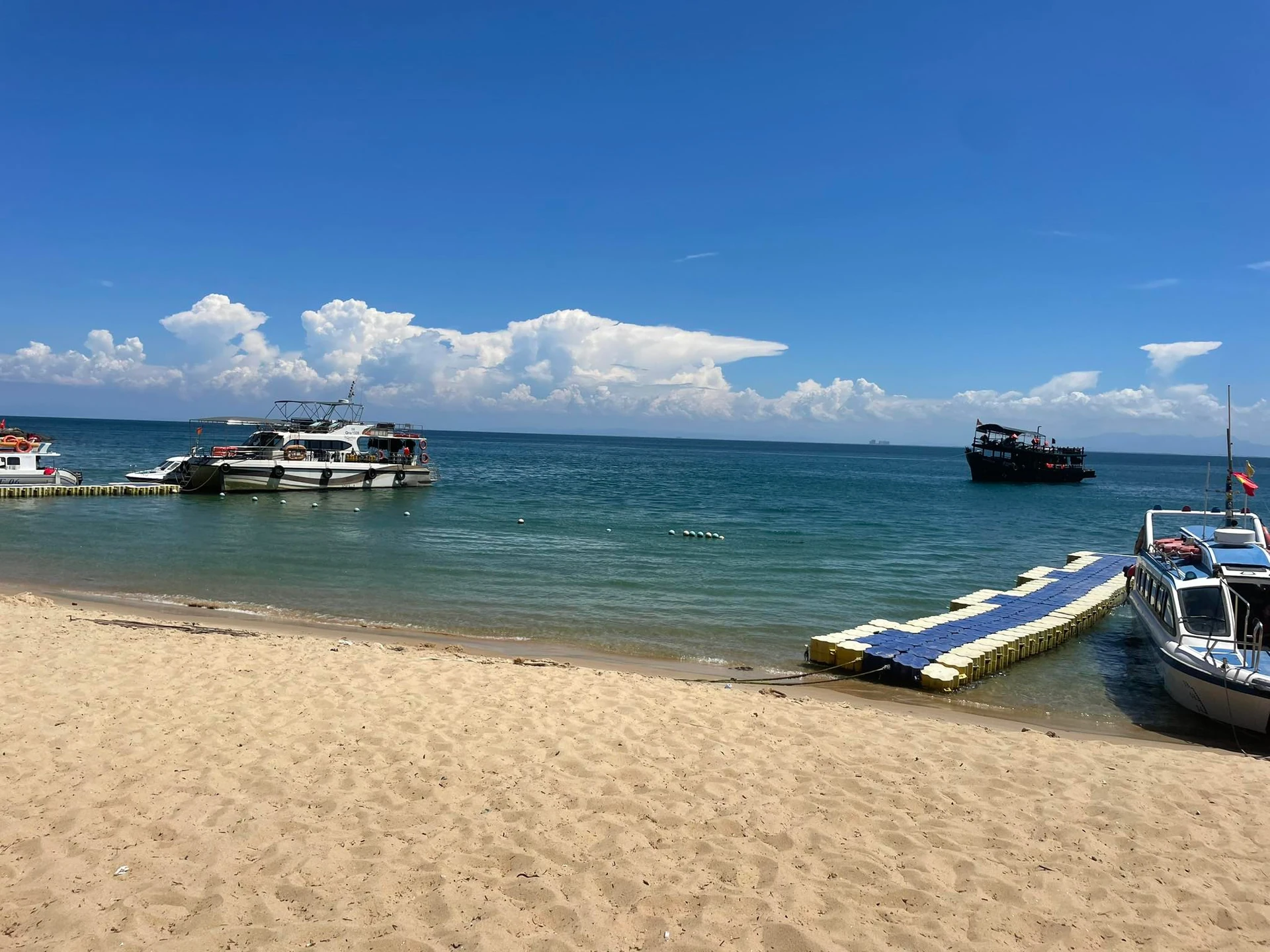 Bờ biển Cù Lao Chàm tháng 7/2024, ảnh tư liệu minh họa di sản biển đảo; không phải hội thảo tháng 10/2026.