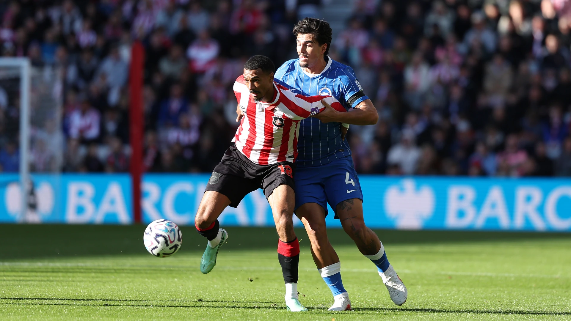 Pascal Struijk tranh chấp ở trận Brighton–Sunderland trong ảnh của thông báo câu lạc bộ.