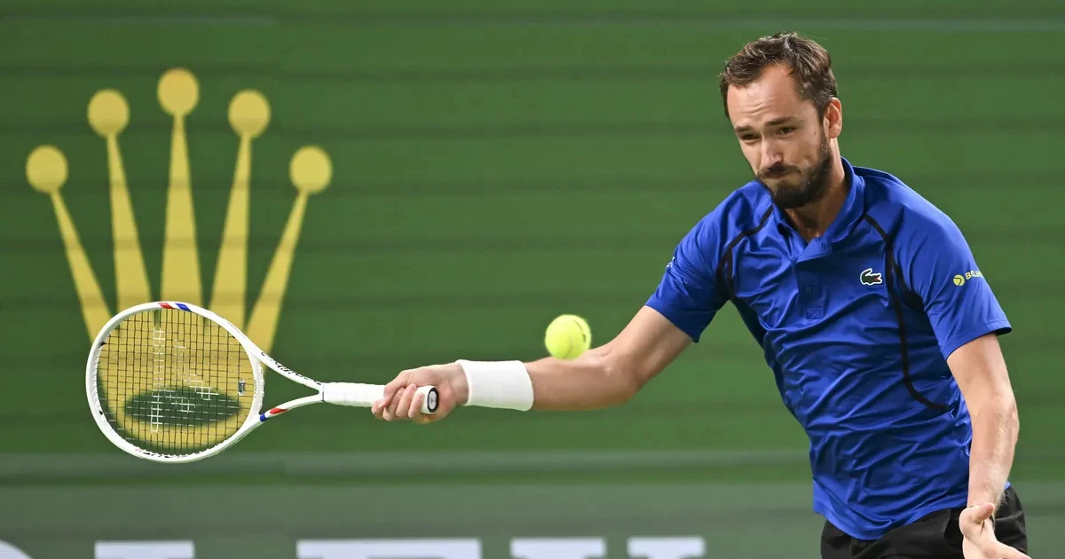 Daniil Medvedev thi đấu ở Shanghai Masters.