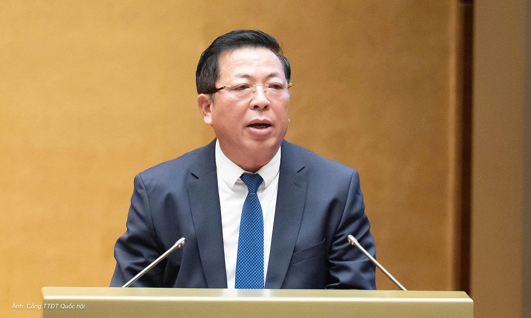 Construction Minister Trần Hồng Minh answers questions before the National Assembly on the afternoon of 28 October.