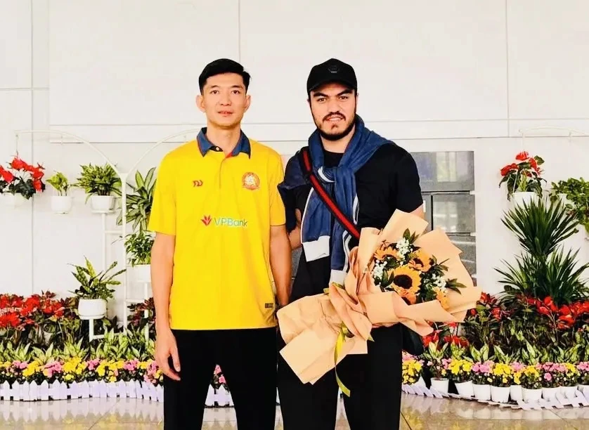 Morteza Sharifi được đại diện Công an TP.HCM đón tiếp.