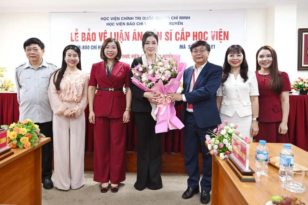 Nguyễn Thị Huyền tại buổi bảo vệ luận án chiều 13/10 ở Học viện Báo chí và Tuyên truyền.