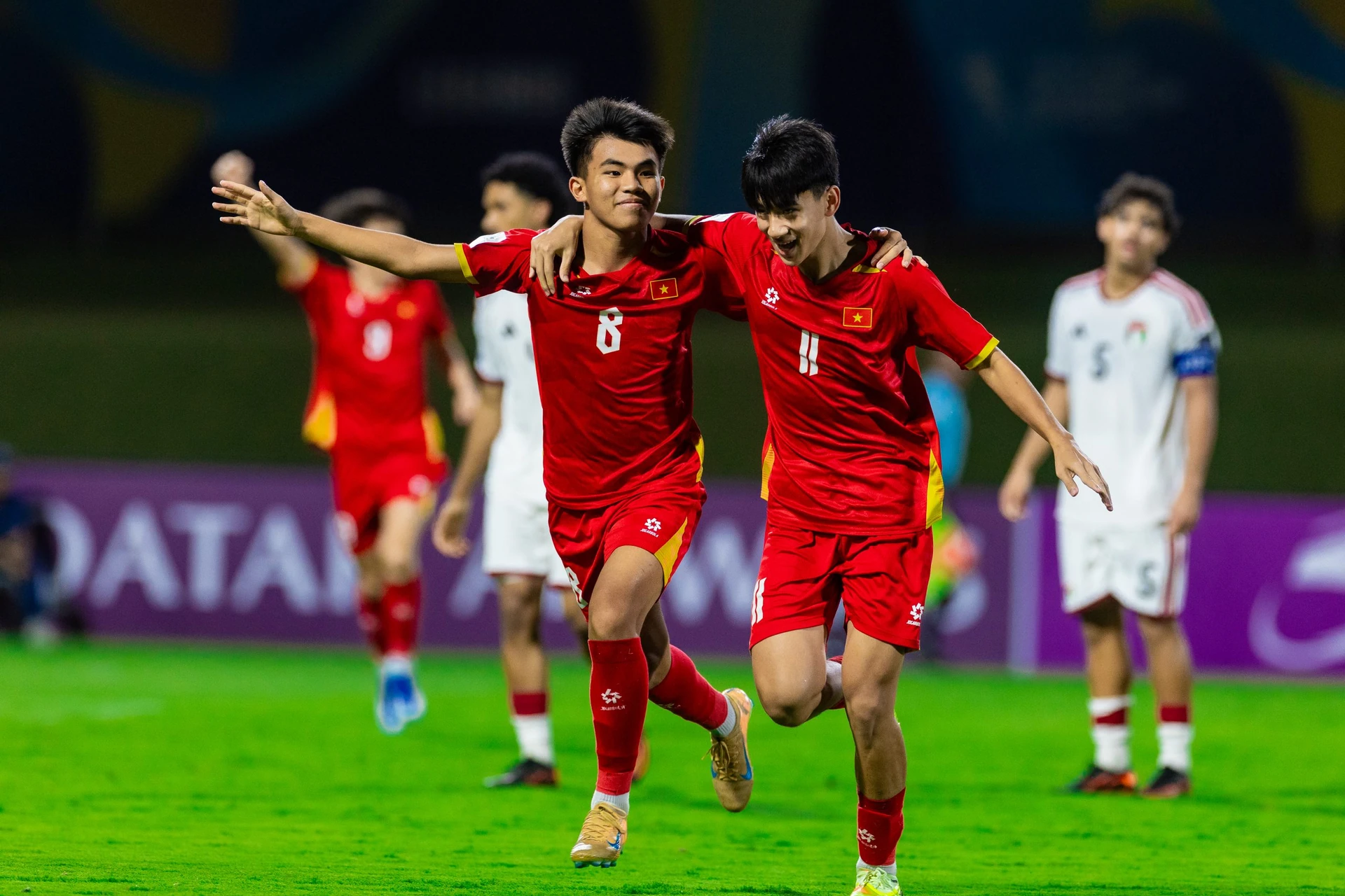 Ảnh tư liệu năm 2026: hai cầu thủ U17 Việt Nam (số 6 và số 11) ăn mừng trong một trận đấu ở giải khu vực