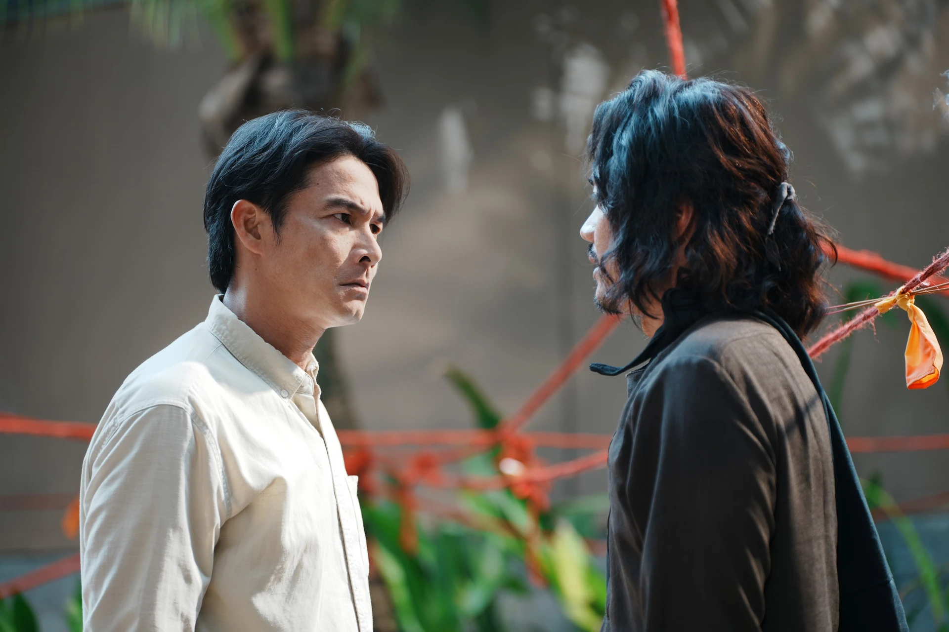 Quang Tuấn và Quách Ngọc Ngoan trong hình ảnh phim Huyết thống. Ảnh: Thanh Niên; film photo credit not individually stated.