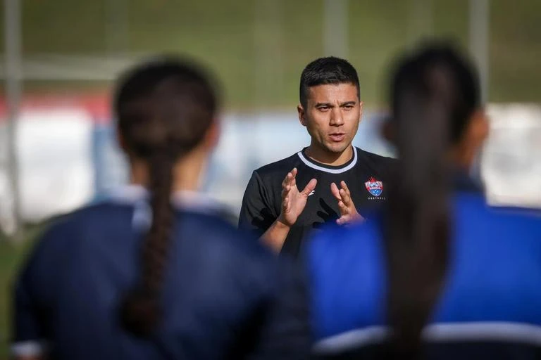 Juan Chang Urrea leads Samoa U17 women's training in FIFA's image.