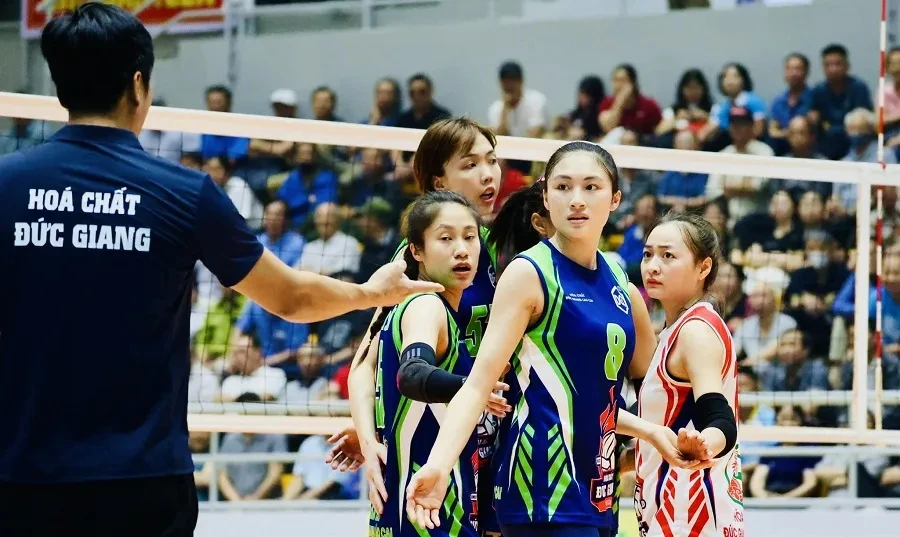 Hoa Chat Duc Giang players by the net in a related photograph.