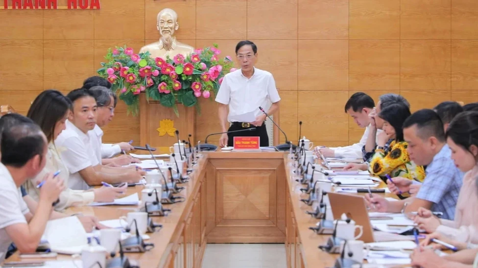 Phó chủ tịch UBND tỉnh Thanh Hóa Đầu Thanh Tùng phát biểu tại cuộc họp về bóng đá địa phương.