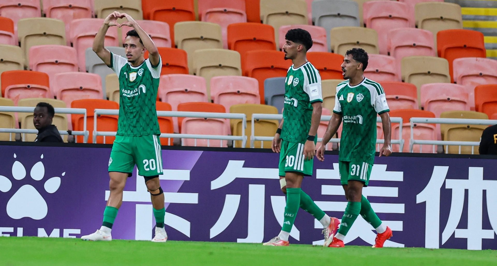 Cầu thủ Al Ahli Saudi (số 20) làm động tác hình trái tim ăn mừng bàn thắng cùng đồng đội trong trận thắng Al Gharafa 2-1 tại AFC Champions League Elite