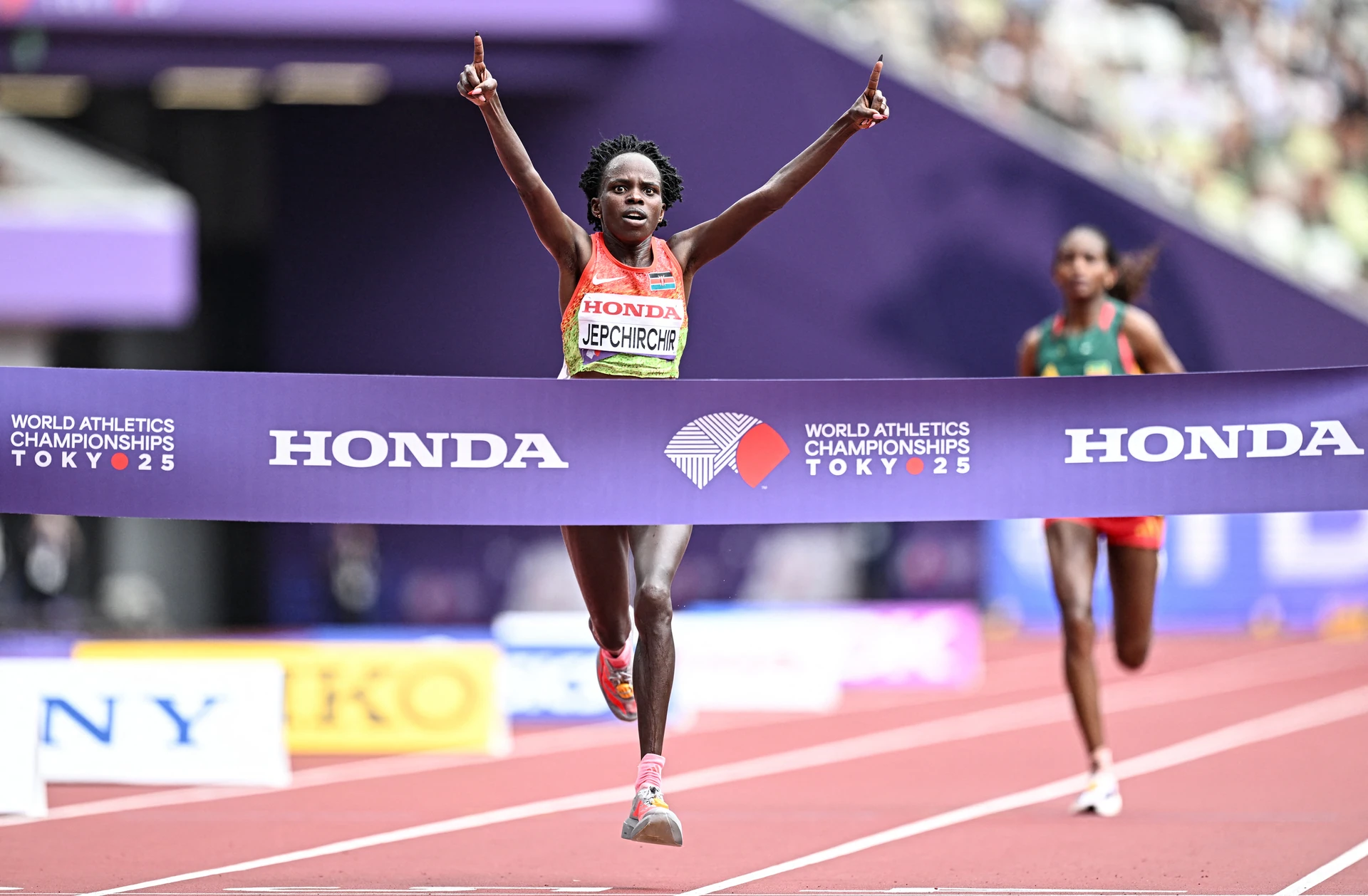 Peres Jepchirchir giơ hai tay khi về đích nội dung marathon tại Giải điền kinh vô địch thế giới Tokyo 2025