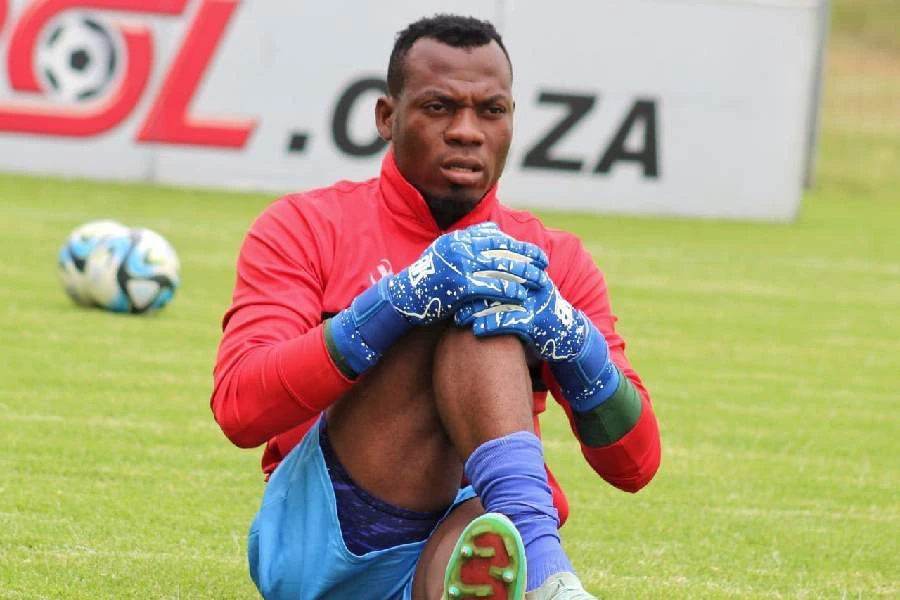 Thủ môn Marcel Dandjinou trên sân tập ở Pretoria trong màu áo JDR Stars mùa 2024–2025; ảnh tư liệu.