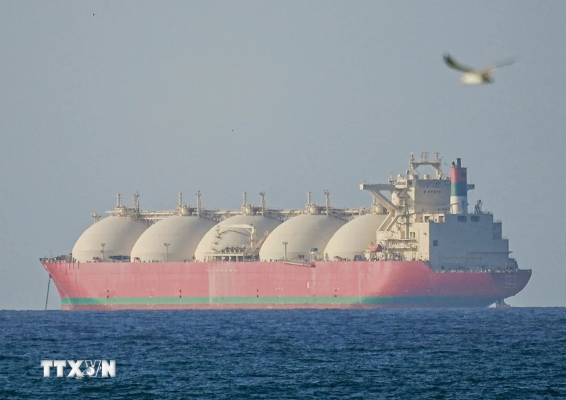 Ảnh tư liệu: Một con tàu chở khí di chuyển qua eo biển Hormuz