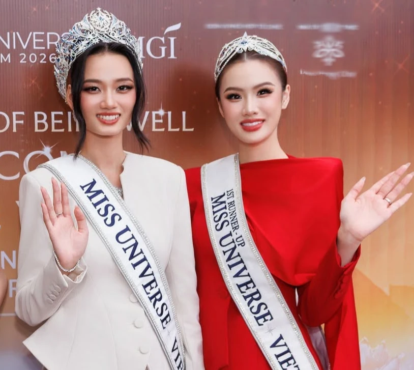 File photo: Miss Universe Vietnam Nguyễn Quỳnh Anh (left) and first runner-up Trịnh Mỹ Anh wearing their title sashes