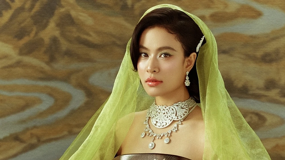 Hoàng Thùy Linh trong tạo hình MV Thầy dùi.
