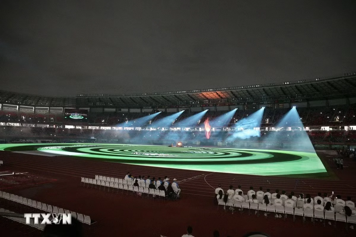 Màn trình diễn ánh sáng trên mặt sân vận động trong lễ bế mạc Asian Para Games 2026 tại Nagoya, Nhật Bản