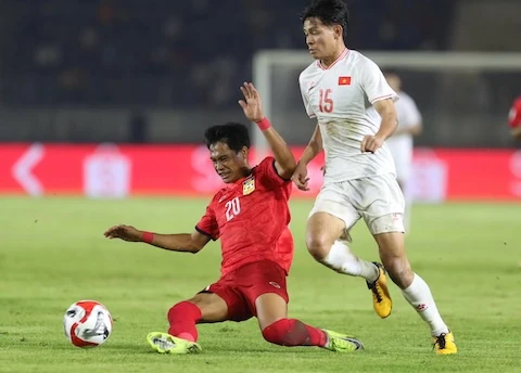 Bùi Vĩ Hào thi đấu trong màu áo đội tuyển Việt Nam.