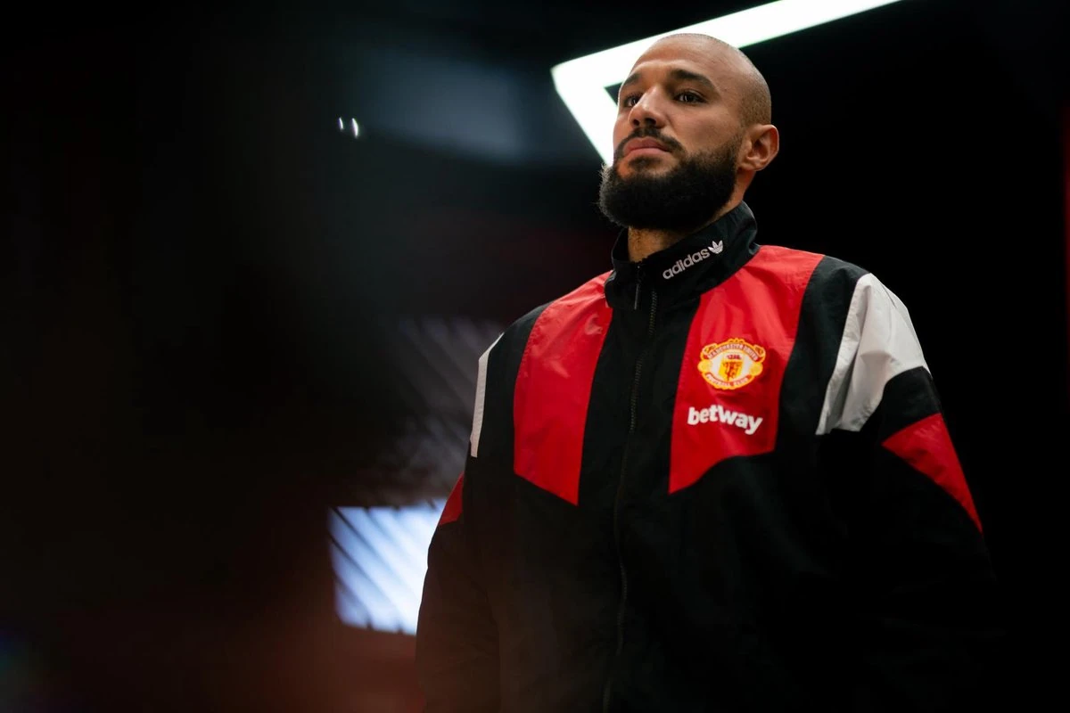 Noussair Mazraoui trong ảnh do Manchester United sử dụng.