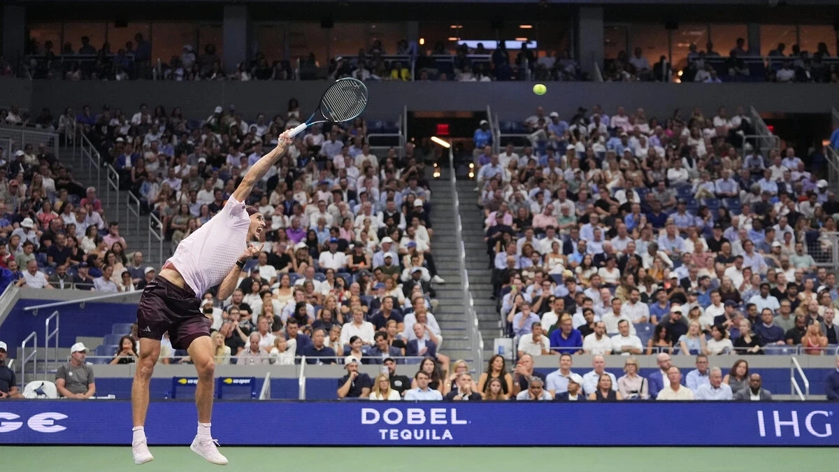 Alexander Zverev giao bóng tại Mỹ Mở rộng