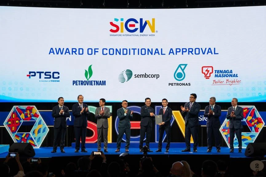 Đại diện PTSC, PetroVietnam, Sembcorp, Petronas và TNB trên sân khấu Lễ trao Chấp thuận có điều kiện cho dự án xuất khẩu điện Việt Nam - Malaysia - Singapore tại SIEW 2026.