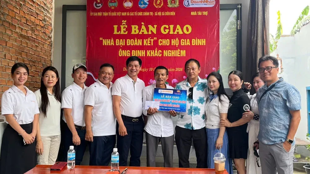 CLB Doanh nhân Sài Gòn trao nhà cho gia đình ông Đinh Khắc Nghiêm.